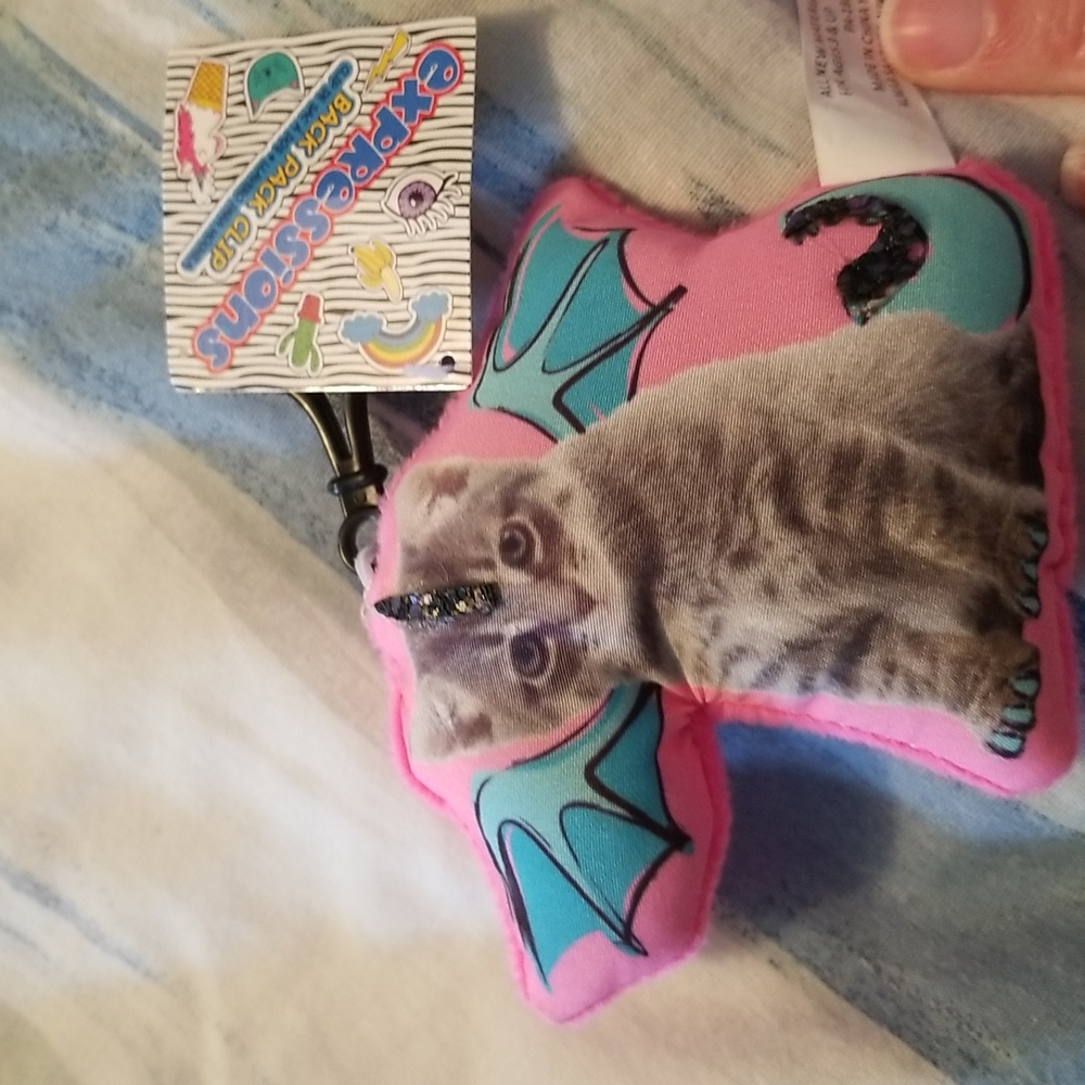 5/25 Nwt! Winged cat back pack clip